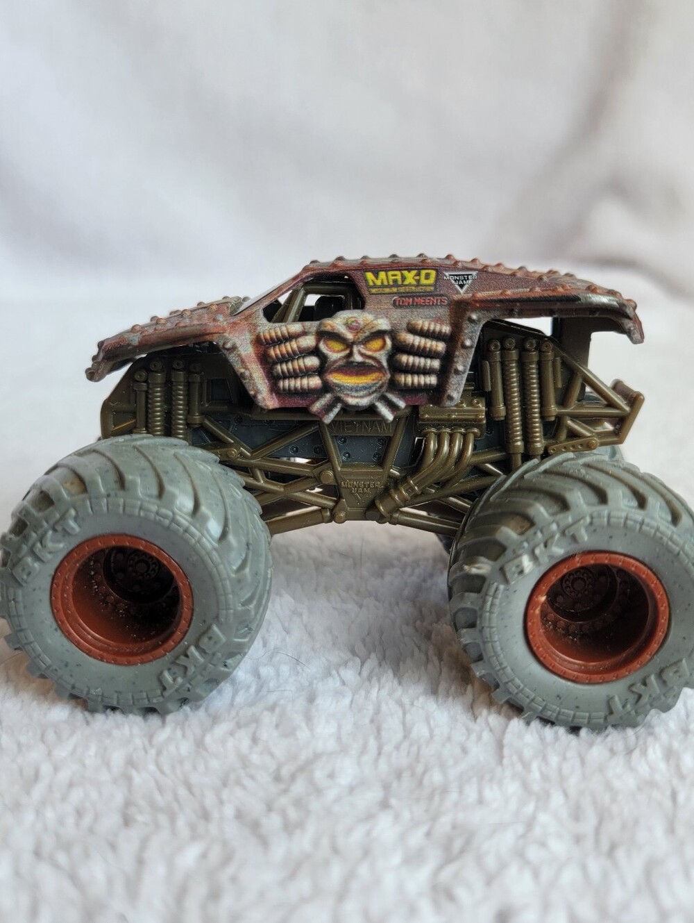 Spin Master Monster Jam MAX D Zombie Vs Hunter Truck New 1:64